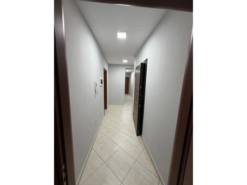 Tirane, jepet me qera apartament 2+1 Kati 7, 112 m² 700 € 