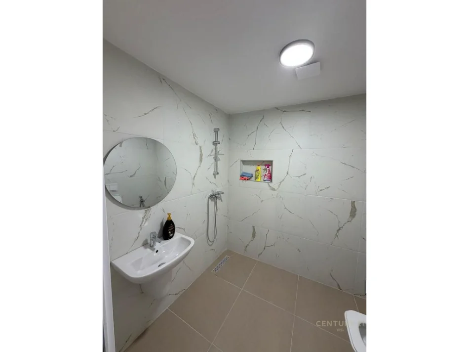 Tirane, jepet me qera apartament 2+1 Kati 1, 108 m² 690 € 