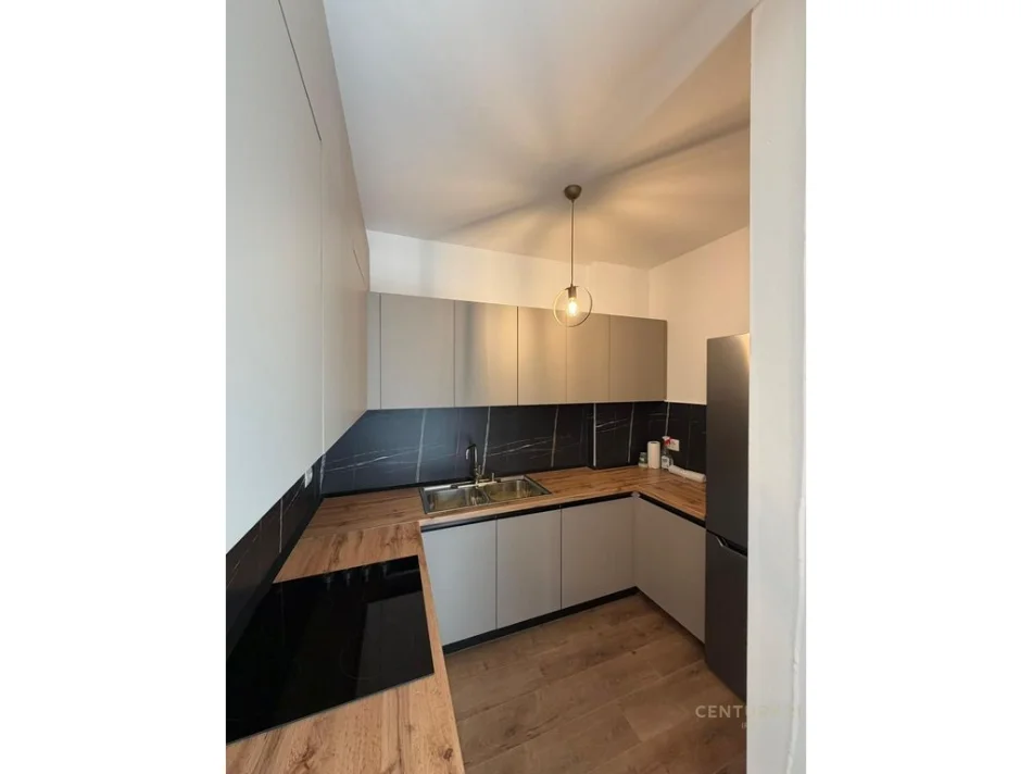 Tirane, jepet me qera apartament 2+1 Kati 1, 108 m² 690 € 