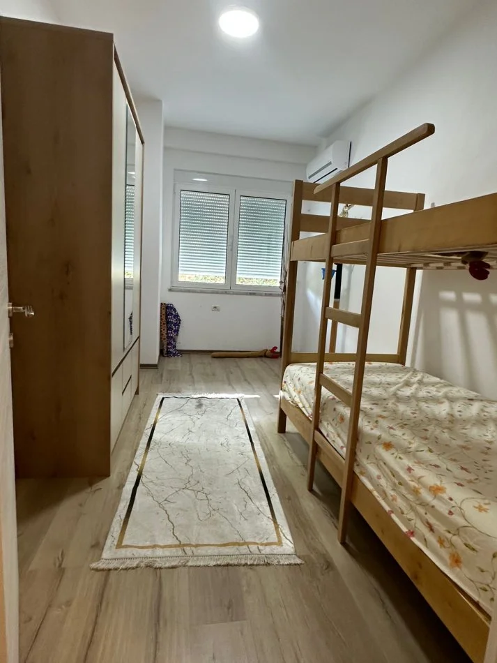 Tirane, jepet me qera apartament 2+1+Ballkon Kati 2, 100 m² 700 €