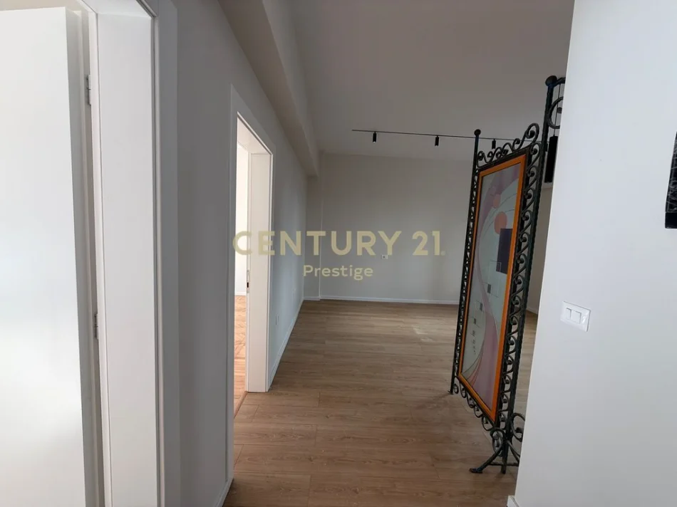 Tirane, jepet me qera ambjent biznesi , 69 m² (Pazari i ri)