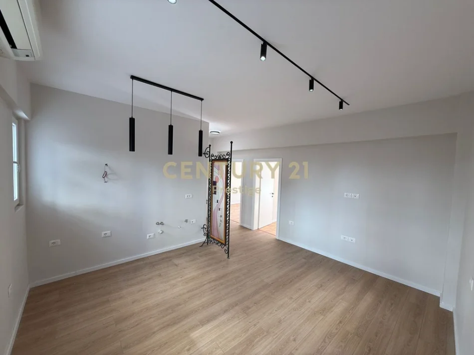Tirane, jepet me qera ambjent biznesi , 69 m² (Pazari i ri)