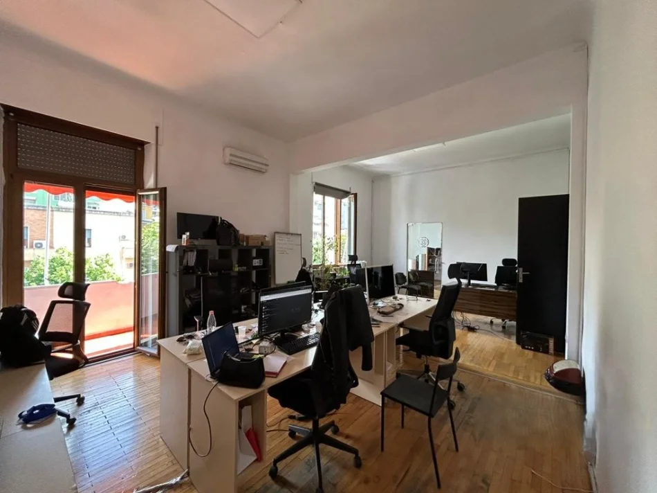 Tirane, jepet me qera ambjent biznesi Kati 2, 159 m² 2.100 € 