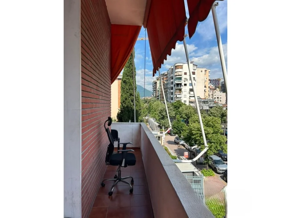 Tirane, jepet me qera ambjent biznesi Kati 2, 159 m² 2.100 € 
