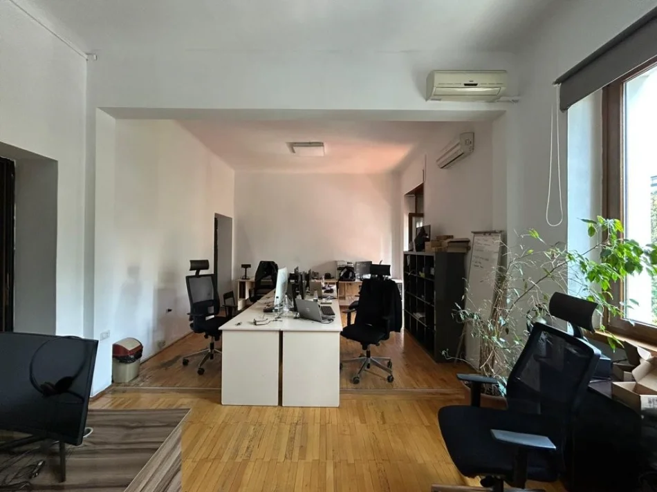 Tirane, jepet me qera ambjent biznesi Kati 2, 159 m² 2.100 € 