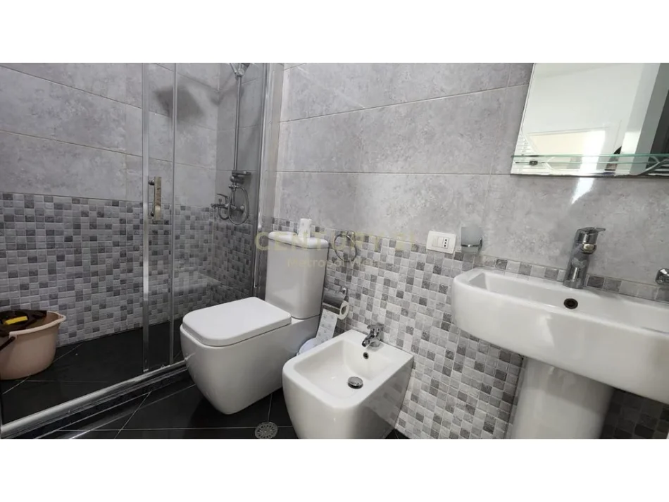 Tirane, jepet me qera apartament 2+1+Ballkon Kati 5, 100 m² 700 € (Shkolla e Baletit)