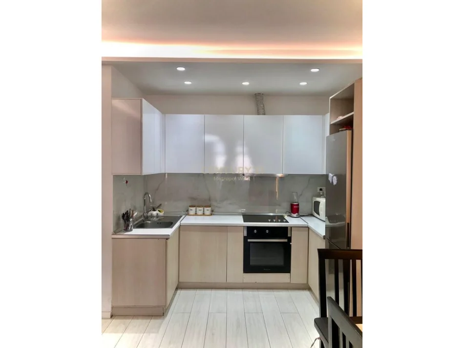 Tirane, jepet me qera apartament 2+1 Kati 5, 100 m² 700 € (Petro Nini Luarasi)
