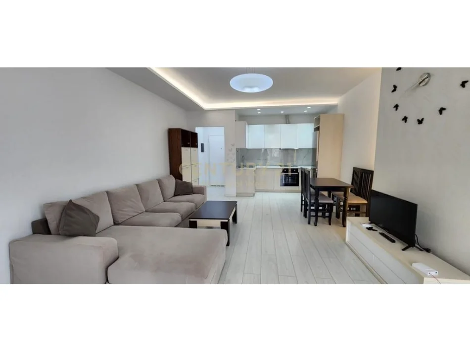 Tirane, jepet me qera apartament 2+1 Kati 5, 100 m² 700 € (Petro Nini Luarasi)