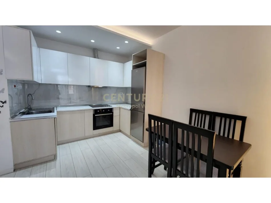 Tirane, jepet me qera apartament 2+1+Ballkon Kati 5, 100 m² 700 € (Shkolla e Baletit)