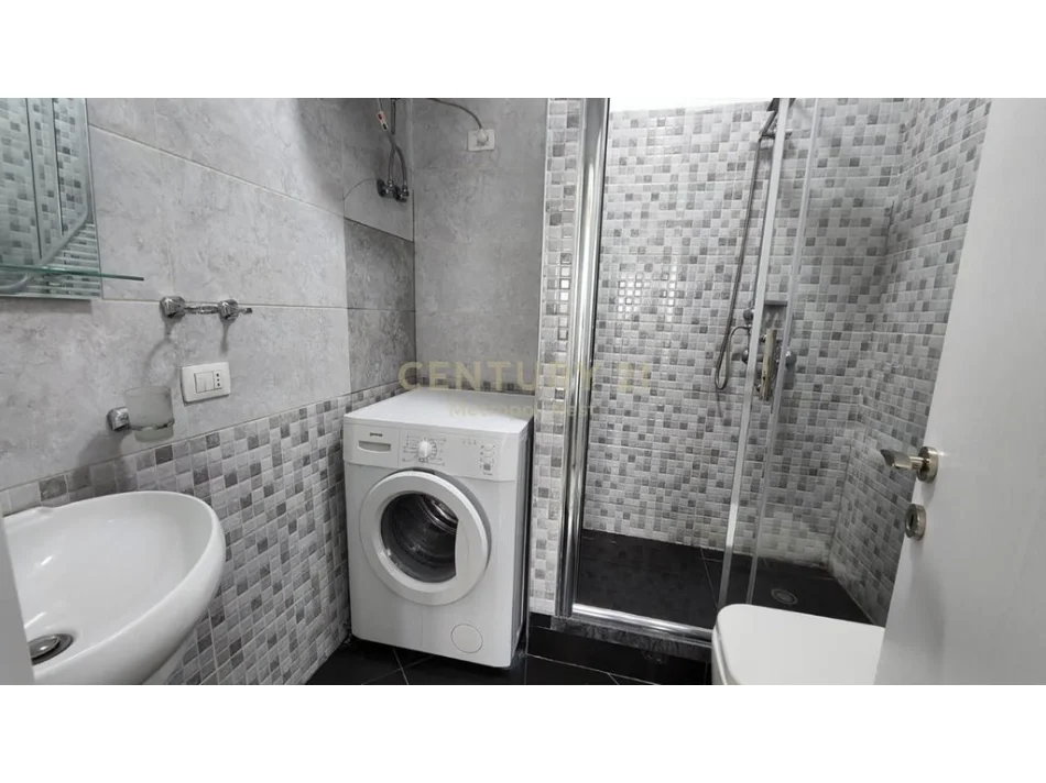 Tirane, jepet me qera apartament 2+1+Ballkon Kati 5, 100 m² 700 € (Shkolla e Baletit)