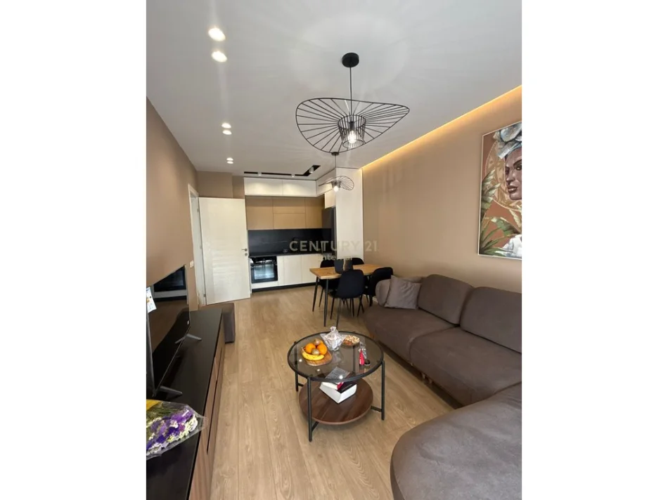 Tirane, jepet me qera apartament 1+1 Kati 4, 50 m² 500 € (KOMPLEKSI asl)