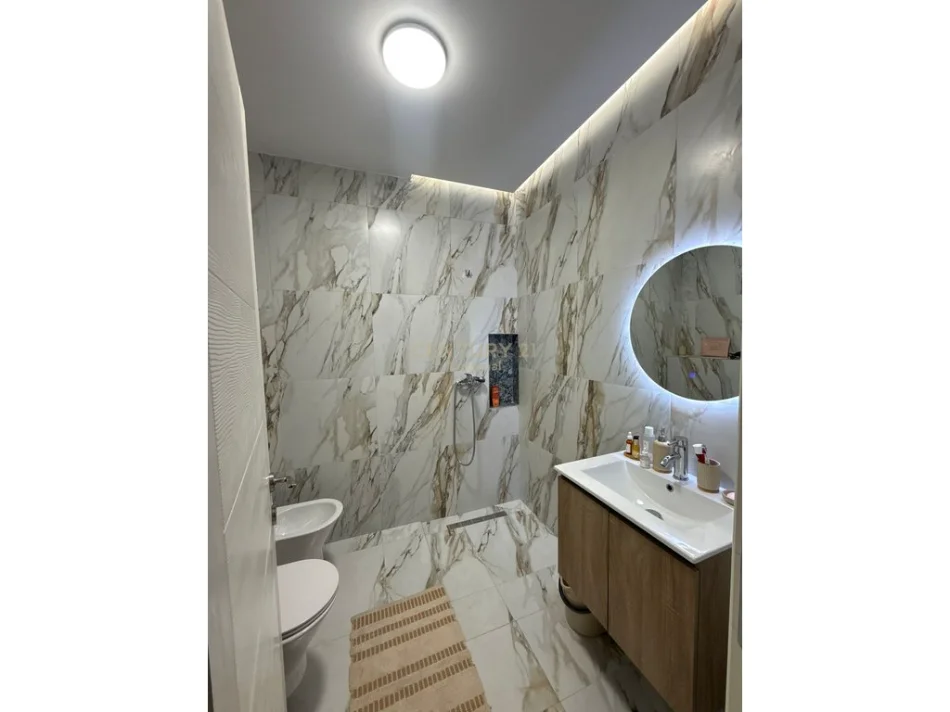 Tirane, jepet me qera apartament 1+1 Kati 4, 50 m² 500 € (KOMPLEKSI asl)