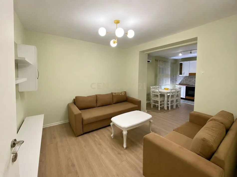 Tirane, jepet me qera apartament 3+1 Kati 2, 100 m² 600 € (Xhamllik)