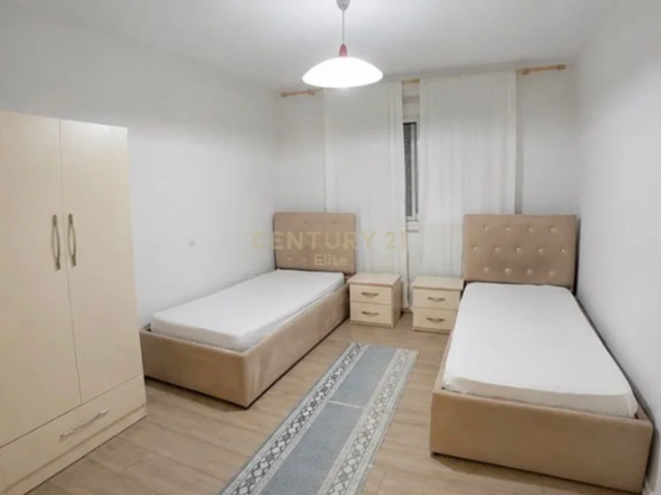 Tirane, jepet me qera apartament 3+1 Kati 2, 100 m² 600 € (Xhamllik)
