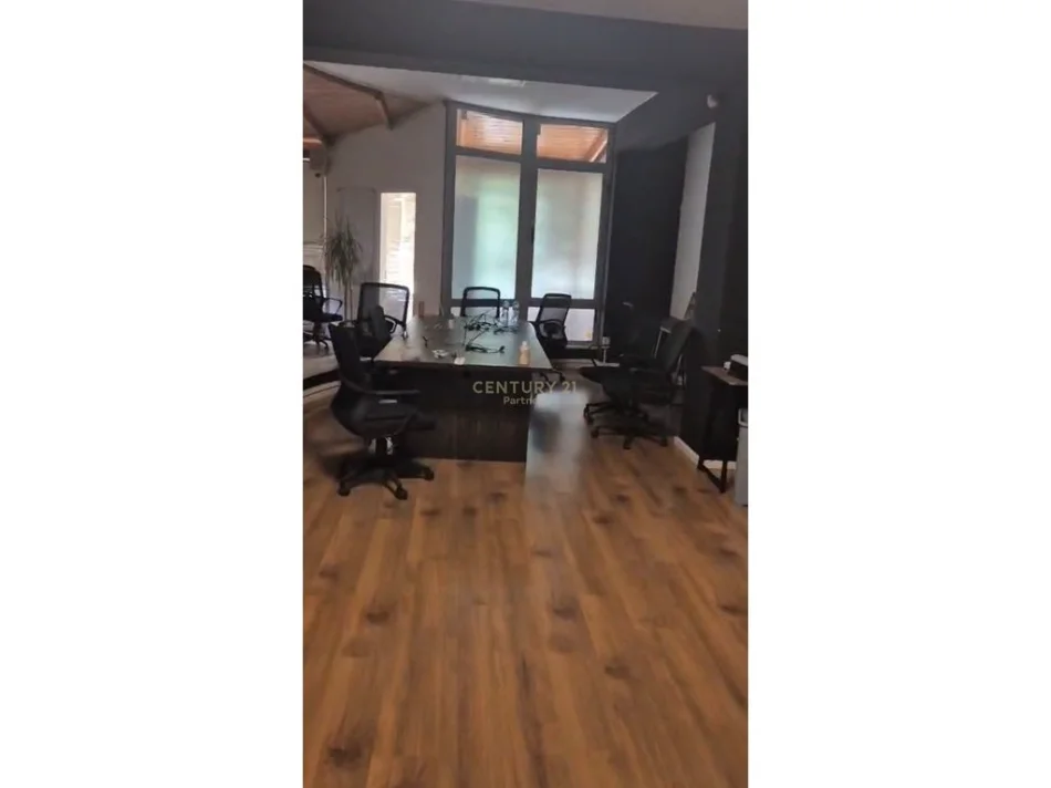 Tirane, jepet me qera zyre Kati 1, 154 m² 900 € (Rruga e Kavajes)