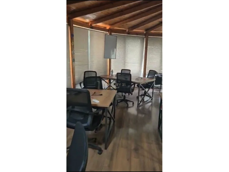 Tirane, jepet me qera zyre Kati 1, 154 m² 900 € (Rruga e Kavajes)