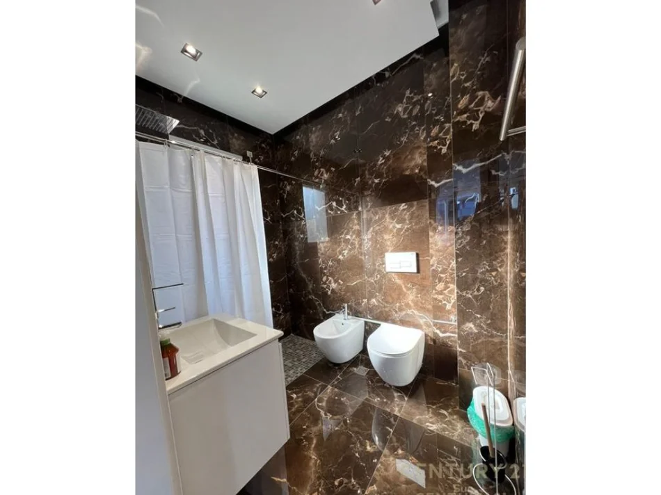 Tirane, shitet apartament 2+1+Ballkon Kati 2, 121 m² 210.000 € (Kopshti botanik)