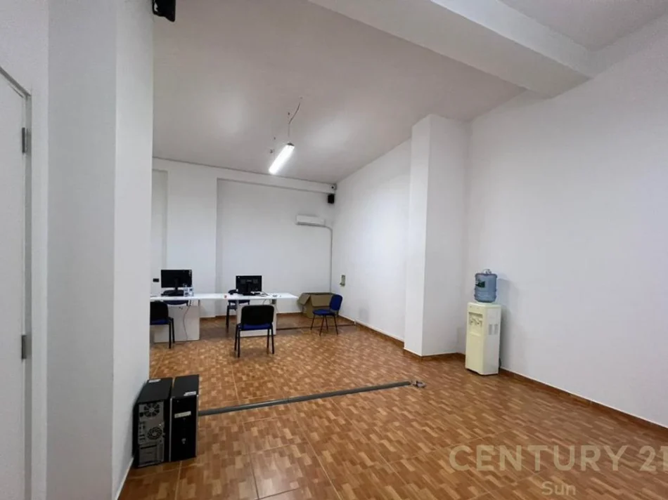 Tirane, jepet me qera apartament 2+1 Kati 3, 82 m² 600 € (Rruga e Durresit)