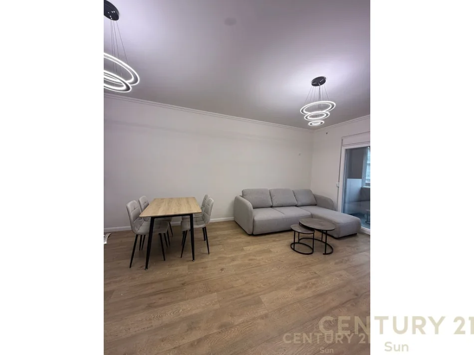 Tirane, jepet me qera apartament 1+1+Ballkon Kati 2, 65 m² 800 € (Komuna e Parisit)