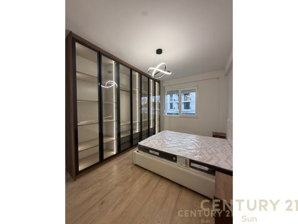 Tirane, jepet me qera apartament 1+1+Ballkon Kati 2, 65 m² 800 € (Komuna e Parisit)