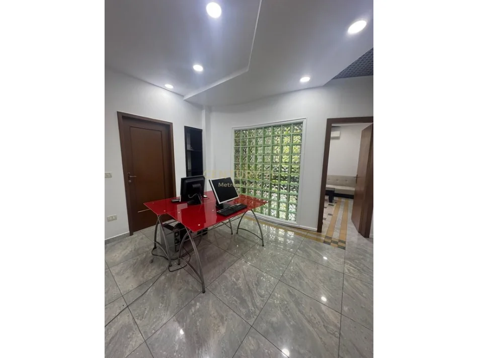 Tirane, jepet me qera zyre Kati 2, 48 m² 600 € (Kajo Karafili)
