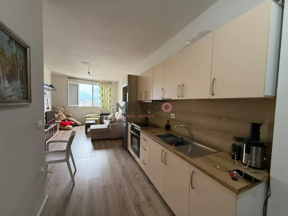 Tirane, jepet me qera apartament 1+1 Kati 10, 64 m² 450 € (Perballe Amerikan 3)