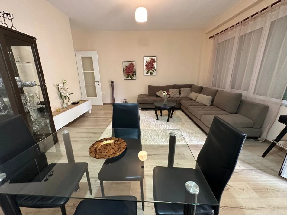 Tirane, jepet me qera apartament 2+1+Ballkon Kati 2, 100 m² 700 €