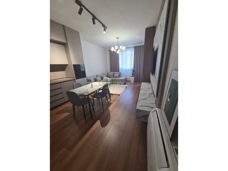 Tirane, jepet me qera apartament 1+1+Ballkon Kati 3, 70 m² 700 € (Pranë Ambasadës Amerikane)