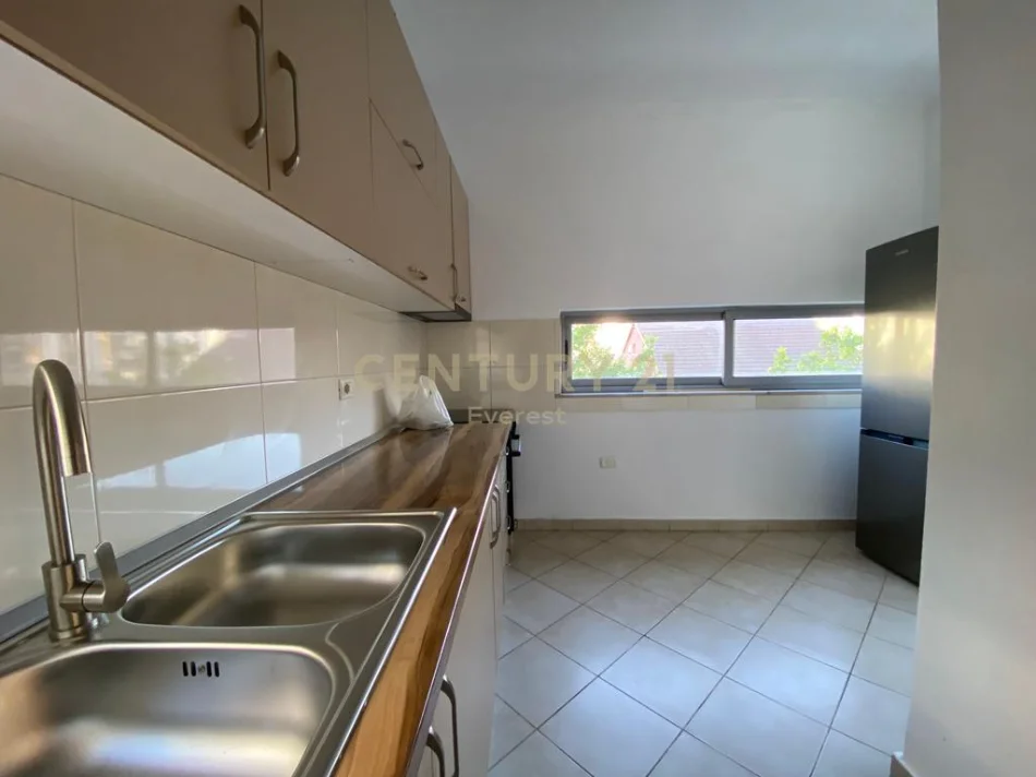 Tirane, jepet me qera apartament 2+1 Kati 3, 500 m² 500 € (Astir)