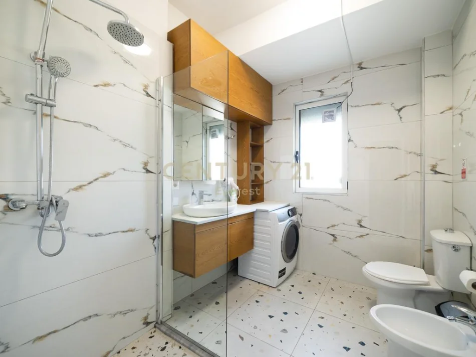 PAZARI I RI, SHESIM APARTAMENT 2+1