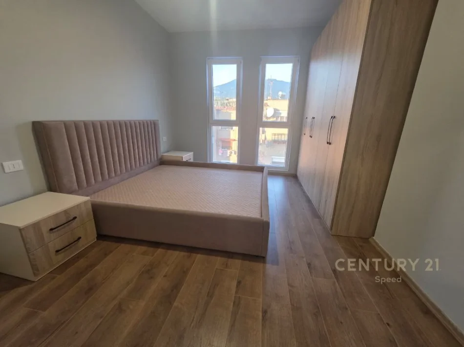 Tirane, jepet me qera apartament 2+1+Ballkon Kati 3, 103 m² 570 € (shkolla e bashkuar)