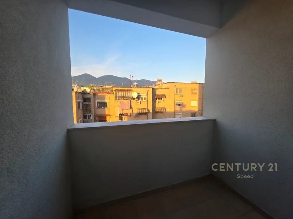 Tirane, jepet me qera apartament 2+1+Ballkon Kati 3, 103 m² 570 € (shkolla e bashkuar)