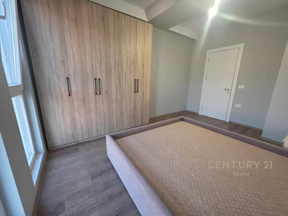 Tirane, jepet me qera apartament 2+1+Ballkon Kati 3, 103 m² 570 € (shkolla e bashkuar)