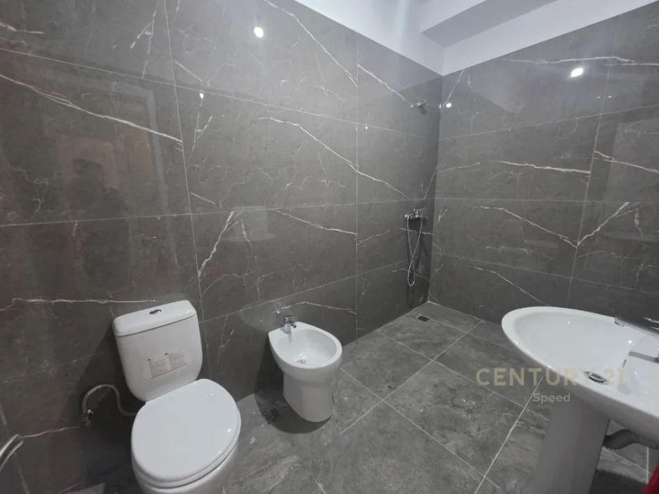 Tirane, jepet me qera apartament 2+1 Kati 3, 103 m² 570 € (Shkolla e Bashkuar)