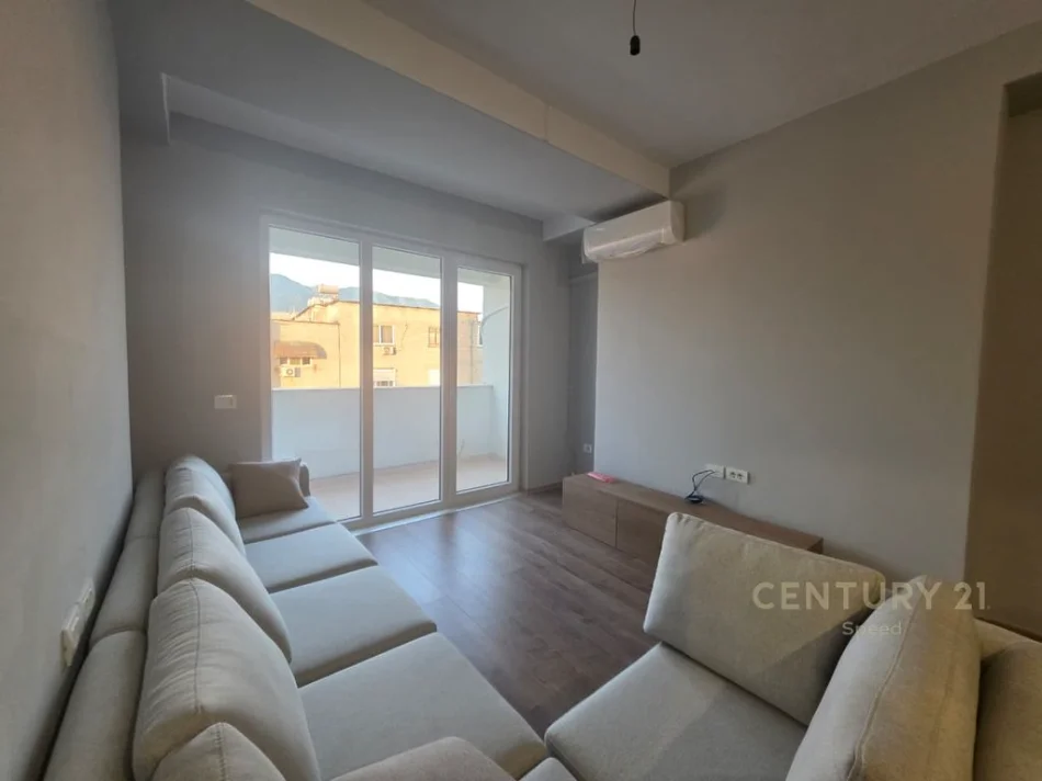 Tirane, jepet me qera apartament 2+1 Kati 3, 103 m² 570 € (Shkolla e Bashkuar)