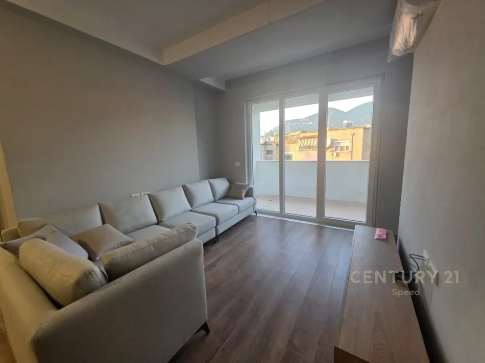 Tirane, jepet me qera apartament 2+1 Kati 3, 103 m² 570 € (shkolla e bashkuar)