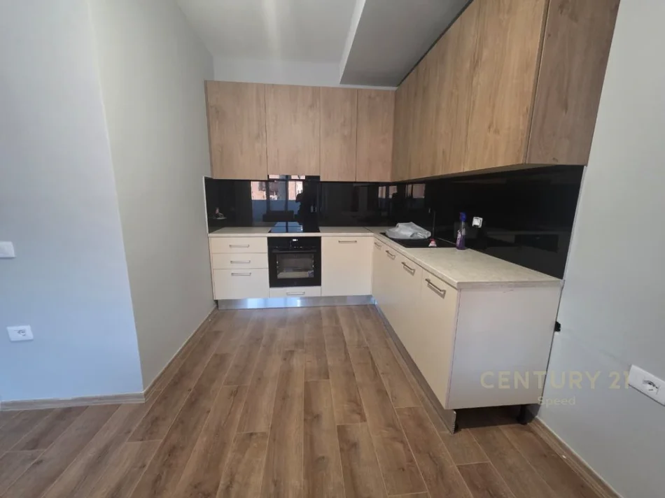Tirane, jepet me qera apartament 2+1 Kati 3, 103 m² 570 € (shkolla e bashkuar)