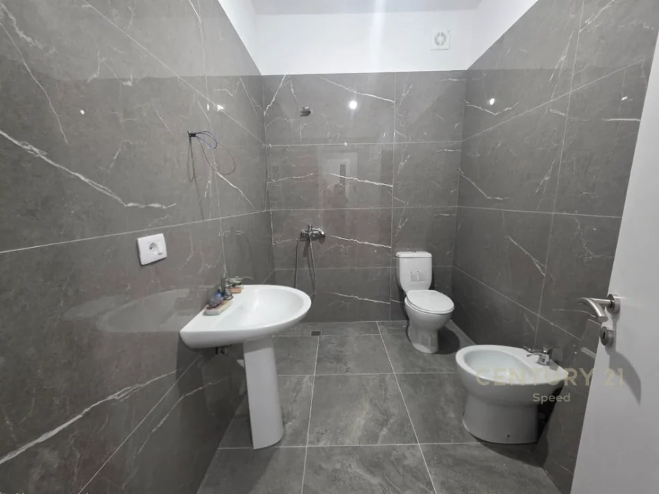 Tirane, jepet me qera apartament 2+1 Kati 3, 103 m² 570 € (shkolla e bashkuar)