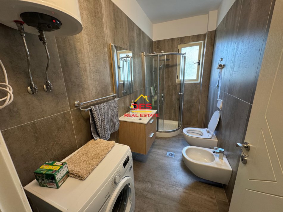 Vlore, jepet me qera apartament 2+1+Ballkon Kati 7, 100 m² 600 € (Rruga Murat Tërbaçi , Vlorë)