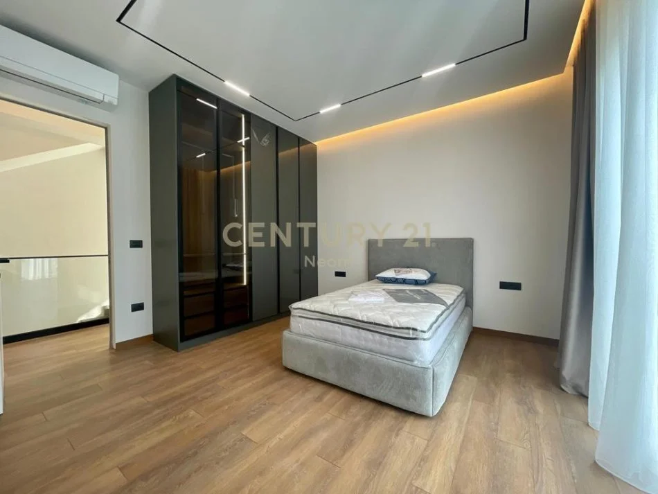 Tirane, jepet me qera Vile 4+1 Kati 4, 425 m² 4.000 € (Liqeni i Thate)