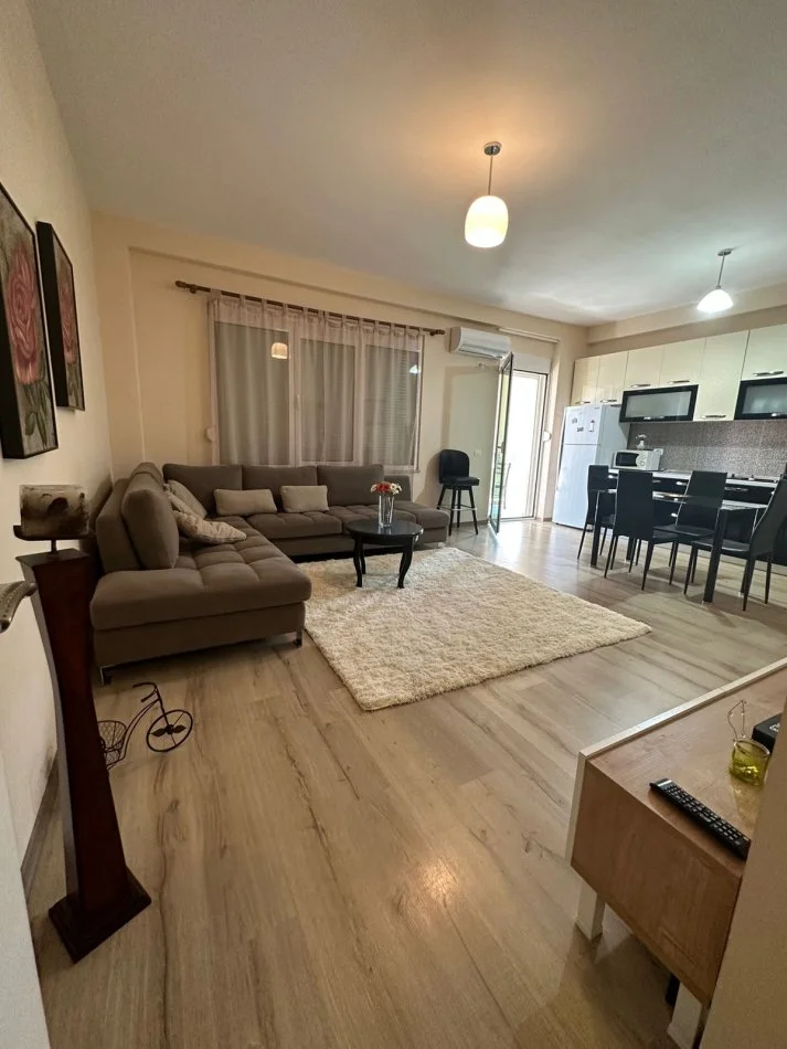 Tirane, jepet me qera apartament 2+1+Ballkon Kati 2, 100 m² 700 €