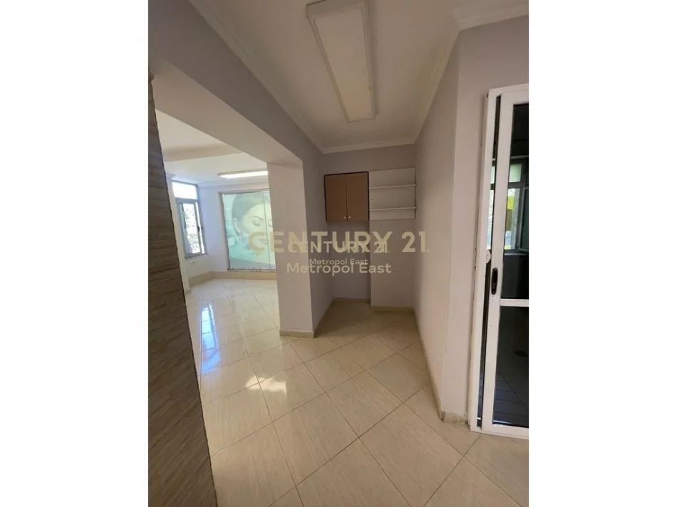 Tirane, jepet me qera ambjent biznesi Kati 1, 60 m² 700 € 