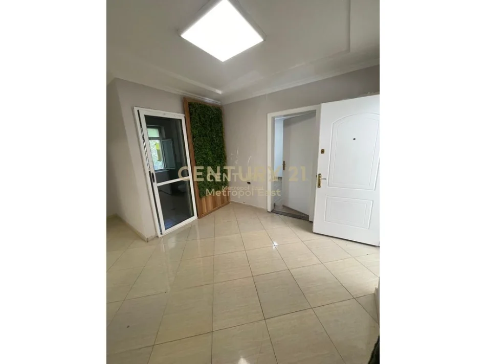 Tirane, jepet me qera ambjent biznesi Kati 1, 60 m² 700 € 