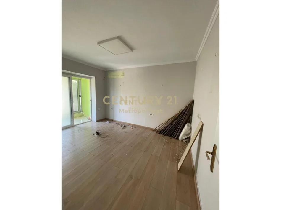 Tirane, jepet me qera ambjent biznesi Kati 1, 60 m² 700 € 