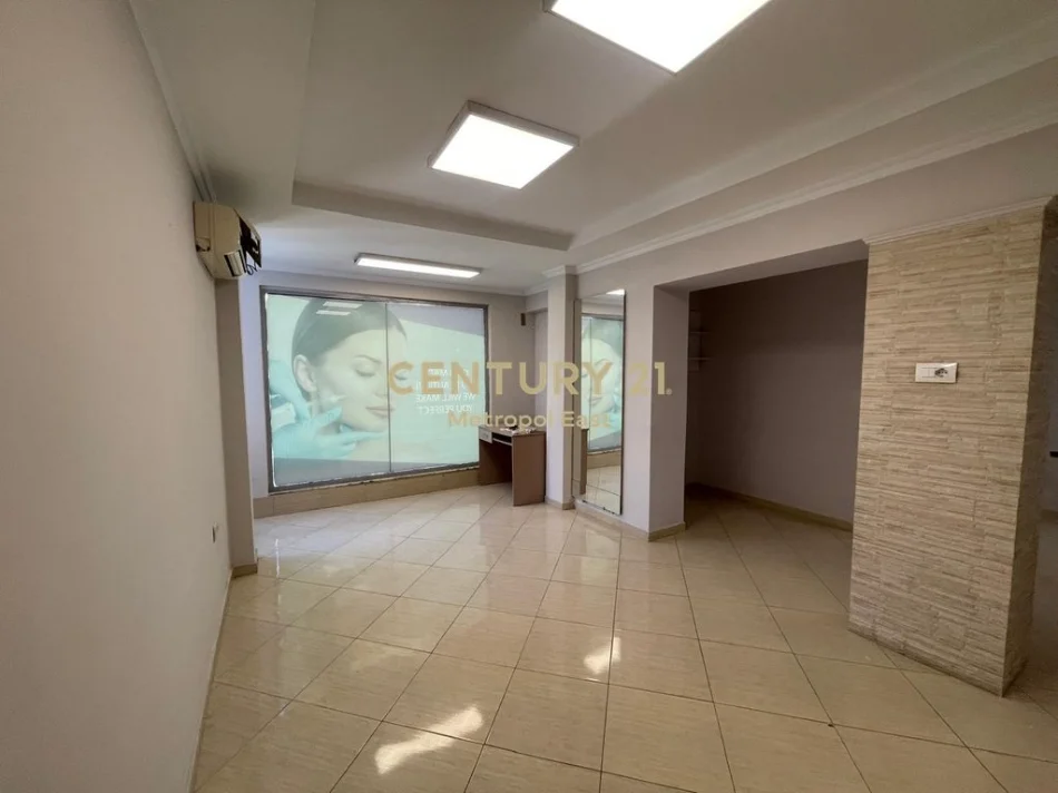 Tirane, jepet me qera ambjent biznesi Kati 1, 60 m² 700 € 