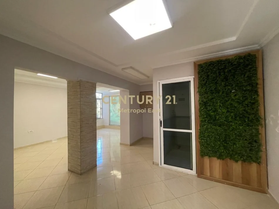 Tirane, jepet me qera ambjent biznesi Kati 1, 60 m² 700 € 