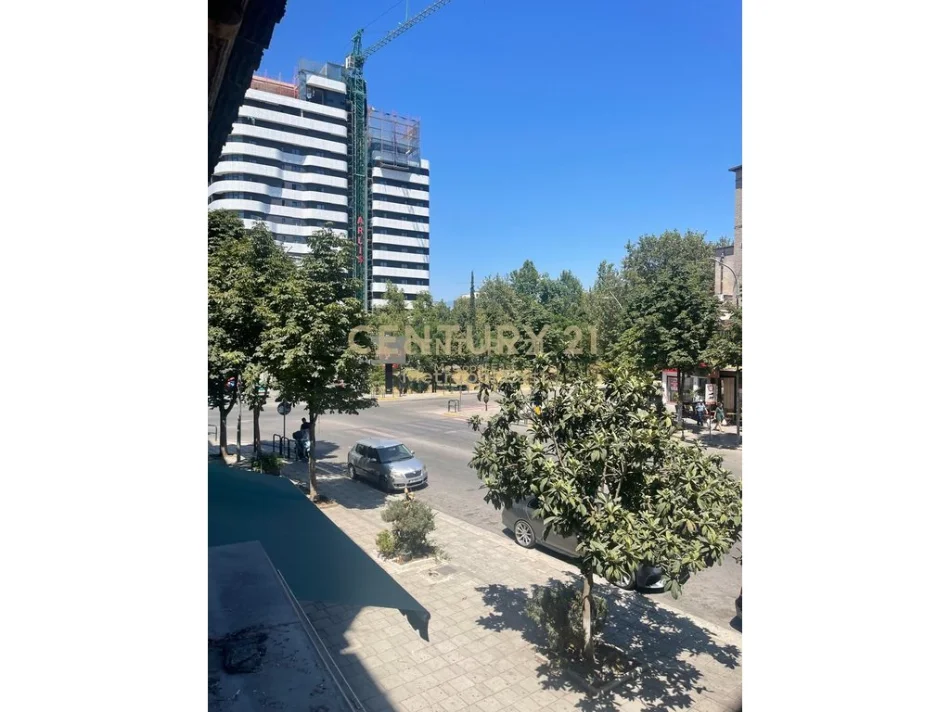 Tirane, jepet me qera ambjent biznesi Kati 1, 60 m² 700 € 