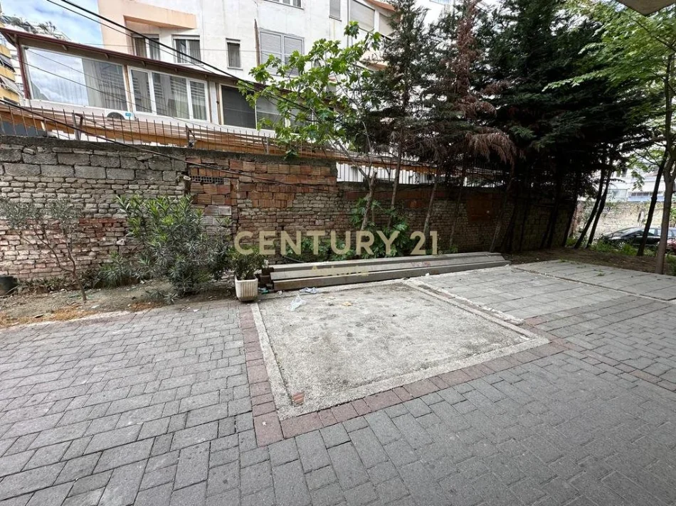 Tirane, jepet me qera dyqan Kati 0, 34 m² 700 € (Komuna e Parisit)