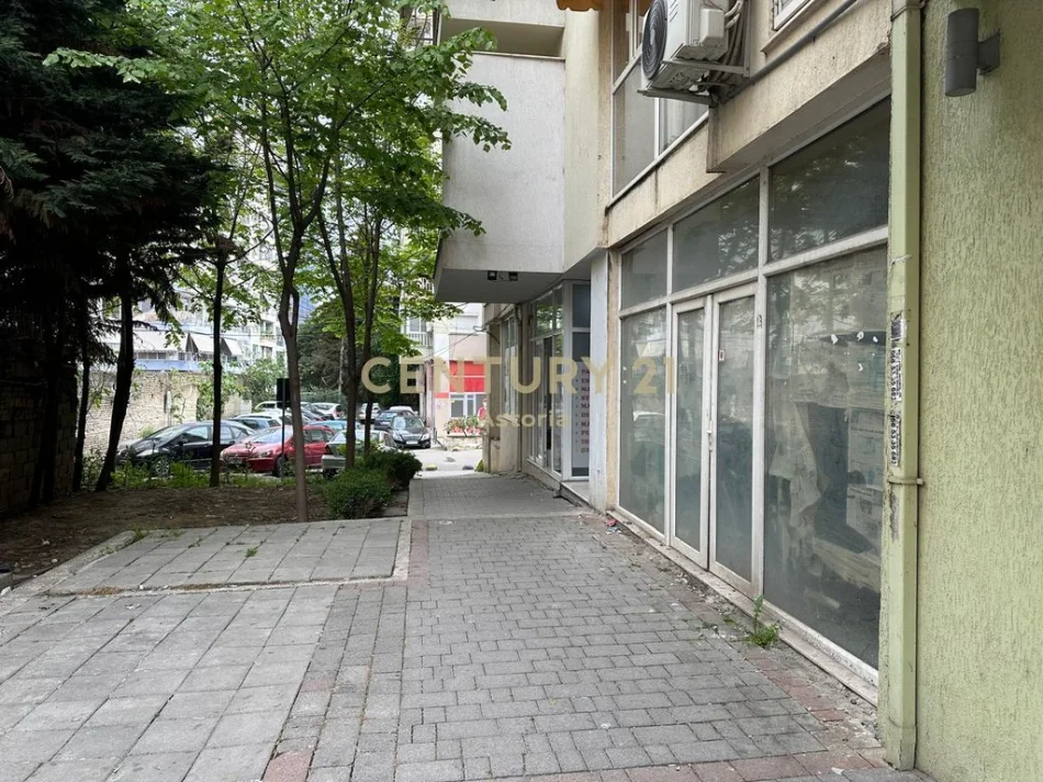 Tirane, jepet me qera dyqan Kati 0, 34 m² 700 € (Komuna e Parisit)