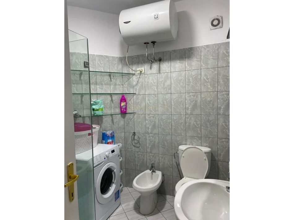 Tirane, jepet me qera apartament 1+1+Ballkon Kati 1, 50 m² 550 € (Xhamia e Tabakeve)